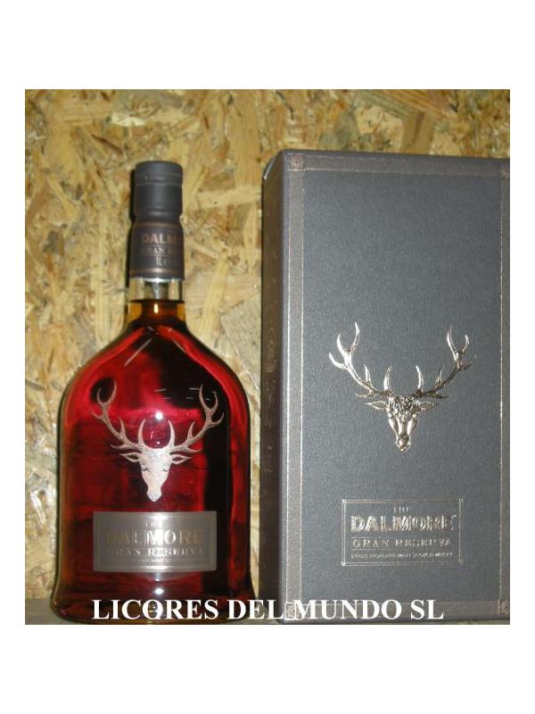 WHISKY DALMORE GRAN RESERVA 1 LITRO - Destilera fundada en 1839 por Alexander Matheson y que est situada en el umbral de la ciudad escocesa de Cromarty Firth. Desde esa posicin domina el paisaje rico y frtil de Black Isle. Con un carcter distintivo y fino, el whisky Dalmore es reconocido como uno de los mejores single malts del mundo con una venta superior a las 20.000 cajas anuales en Estados Unidos. El agua empleada en la produccin fluye del ro Alness y es de una pureza y limpidez excepcionales. El proceso de produccin es natural, cuidadoso y se lleva a cabo sin prisa de modo que su carcter es nico y distintivo. La maduracin tiene lugar en barriles sherry o tambin en otros tradicionales americanos de roble blanco. Al ser permeables, estos barriles permiten la evaporacin del alcohol fcilmente y contribuyen as a que el spirit se suavice an ms. As pues, el whisky Dalmore se hace an ms rico gracias a las notas introducidas por los diferentes barriles. La gama de productos Dalmore comprende: The Dalmore 12 aos, The Dalmore 21 aos, The Dalmore Cigar Malt, The Dalmore 1973 Vintage Gonzale Byass Sherry Cask Finish y el Dalmore 62 aos